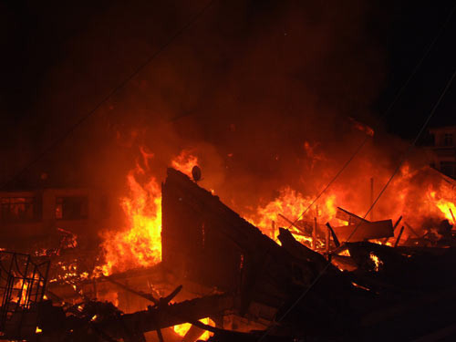 Bafra'da 6 iş yeri alev alev yandı - Resim: 2