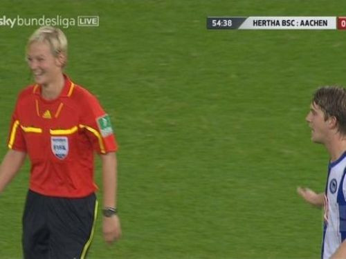 Kadın hakemi sahada taciz etti!  - Resim: 1