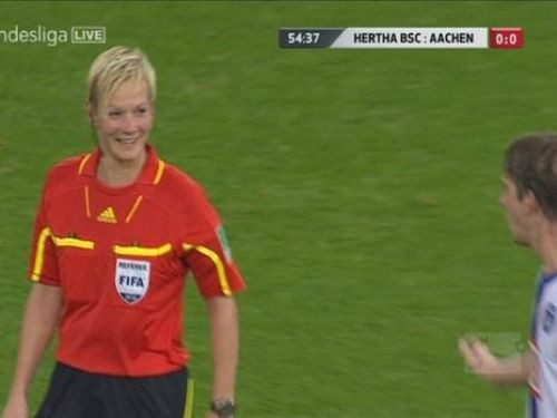 Kadın hakemi sahada taciz etti!  - Resim: 2