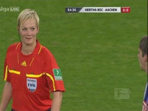 Kadın hakemi sahada taciz etti!  - Resim: 3