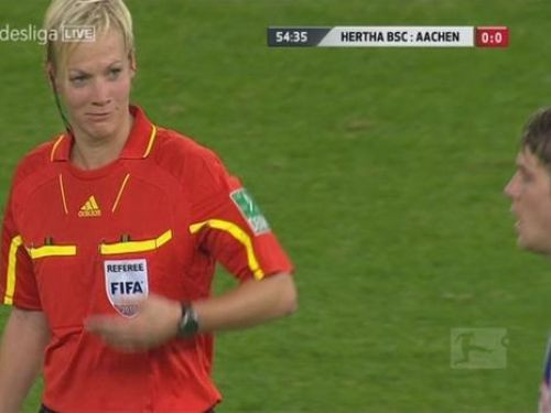 Kadın hakemi sahada taciz etti!  - Resim: 4