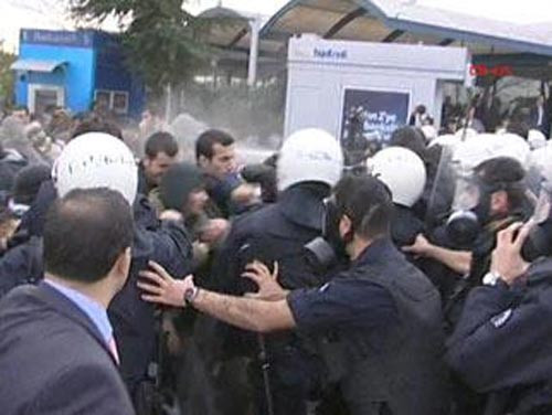 Polis öğrencileri bu hale getirdi - Resim: 2