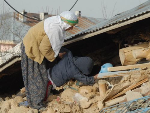 Depremde ölen annesini arıyor! - Resim: 2
