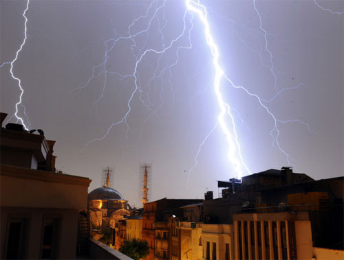 İstanbul'da yağış yine hayatı felç etti - Resim: 1