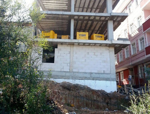 4. kattan düşen işçi demirlere çakıldı! - Resim: 1