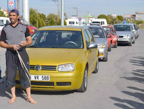 Serçe parmağıyla 8 otomobil çekti! - Resim: 1