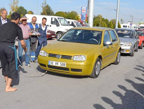 Serçe parmağıyla 8 otomobil çekti! - Resim: 2