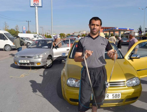 Serçe parmağıyla 8 otomobil çekti! - Resim: 3