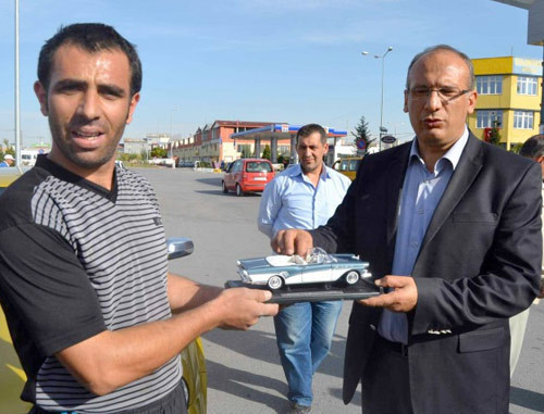 Serçe parmağıyla 8 otomobil çekti! - Resim: 4