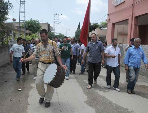 Davul zurnayla defnedildi - Resim: 1