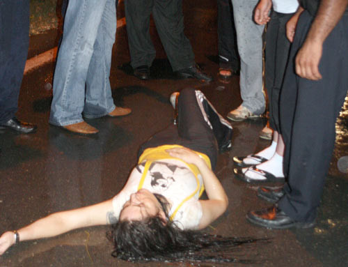 Vızır vızır trafikte otomobilden atladı - Resim: 1