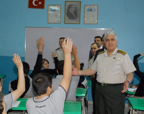 Necdet Özel cemaatin okulunda! - Resim: 1