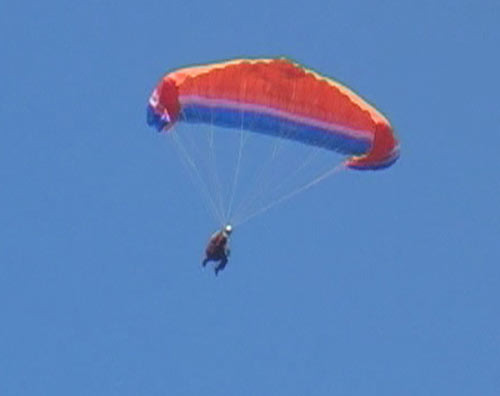 Paraşütçü Uzungöl'e çakıldı - Resim: 1