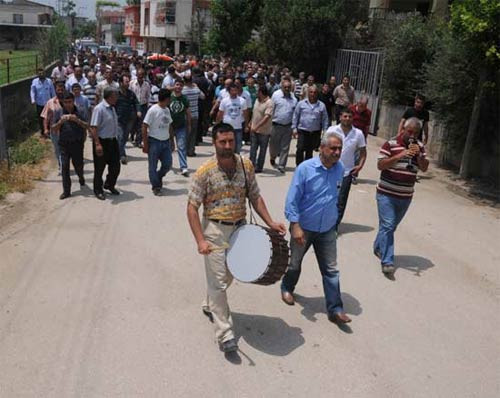 Davul zurnayla defnedildi - Resim: 2