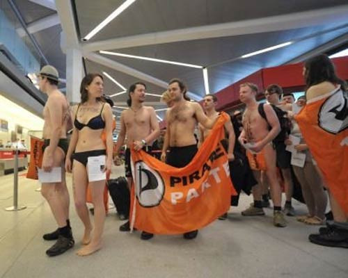 Alman Korsan Partisi'nden çıplak protesto - Resim: 1