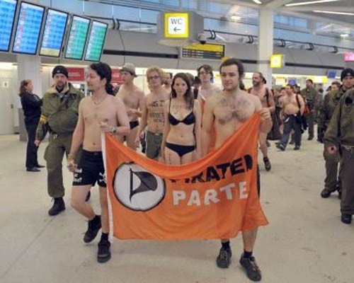 Alman Korsan Partisi'nden çıplak protesto - Resim: 2