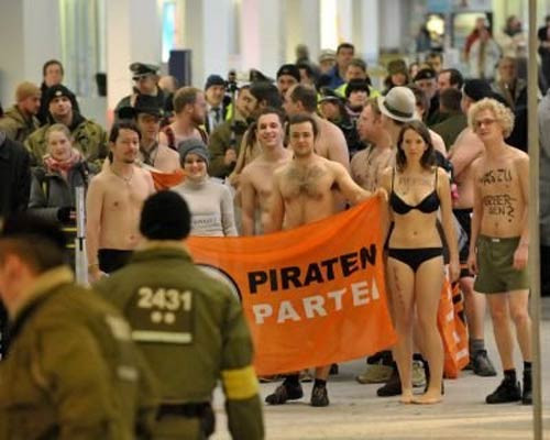 Alman Korsan Partisi'nden çıplak protesto - Resim: 3