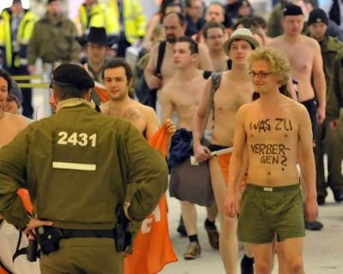 Alman Korsan Partisi'nden çıplak protesto - Resim: 4