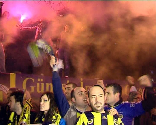 Aziz Yıldırım'ı yalnız bırakmadılar! - Resim: 1