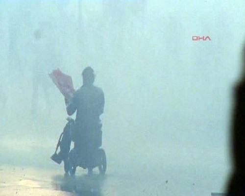 Polis engelli eylemciye acımadı - Resim: 1