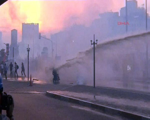 Polis engelli eylemciye acımadı - Resim: 2