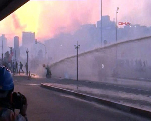 Polis engelli eylemciye acımadı - Resim: 3