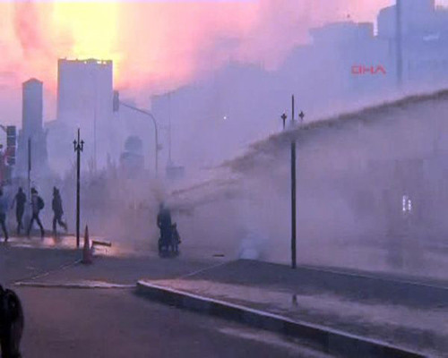 Polis engelli eylemciye acımadı - Resim: 4