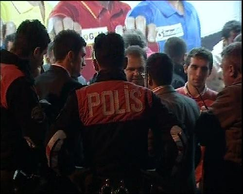 Galatasaraylı taraftar birbirini dövdü! - Resim: 1