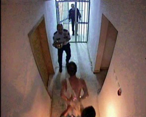 Karakolda kendini yaktı! - Resim: 2