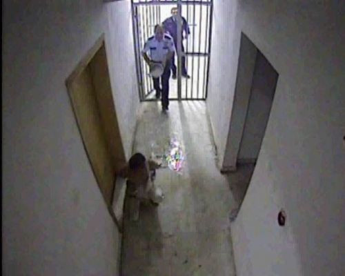 Karakolda kendini yaktı! - Resim: 4