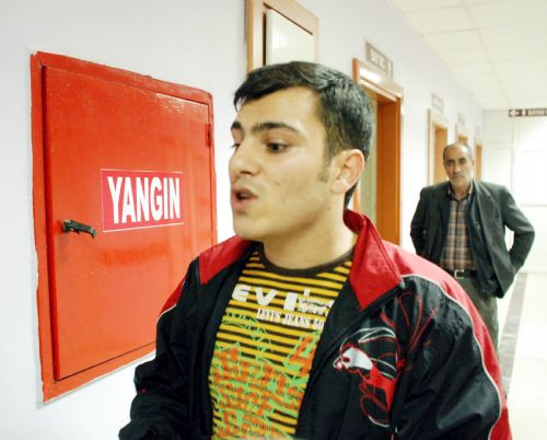 'Kızlarla yemek yedin' dayağı! - Resim: 2