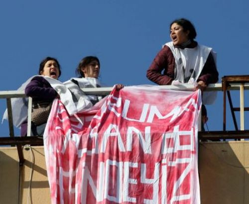 AK Parti binasının çatısında eylem - Resim: 2