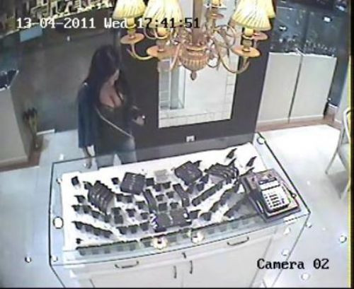 Göğüs dekoltesi ile kuyumcu soydular! - Resim: 1