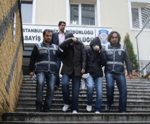 Göğüs dekoltesi ile kuyumcu soydular! - Resim: 4