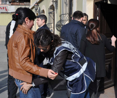 YGS sınavında öğrenciler didik didik arandı - Resim: 2