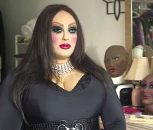 Kadın maskesiyle gezen erkekler! Şu hallerine bakın - Resim: 1