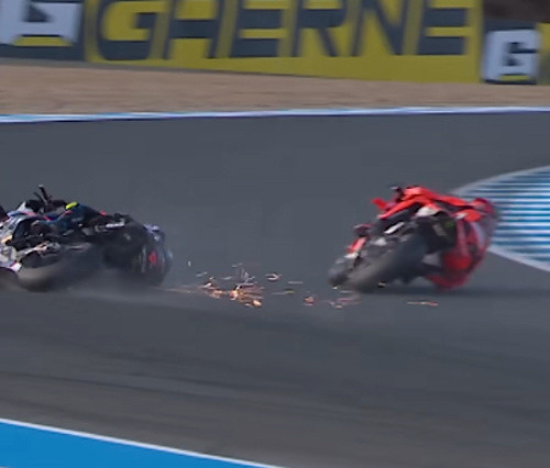 Toprak Razgatlıoğlu'nun şampiyonluğu ilan edeceği yarışta rakibi arkadan çarpıp yarış dışına itti - Resim: 0