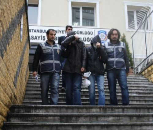 Göğüs dekoltesi ile kuyumcu soydular! - Resim: 3