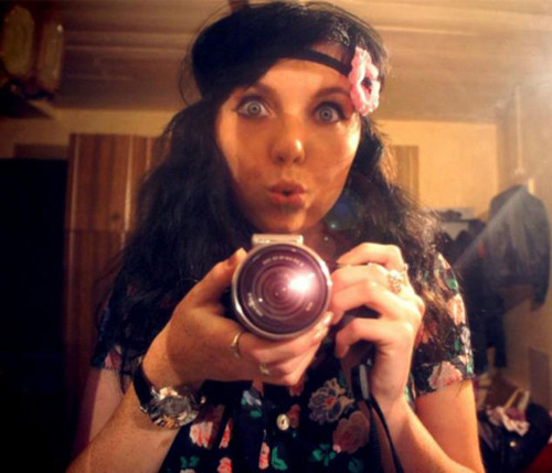 Sevgilisinin yüzüne kendi adını kazıdı! - Resim: 2