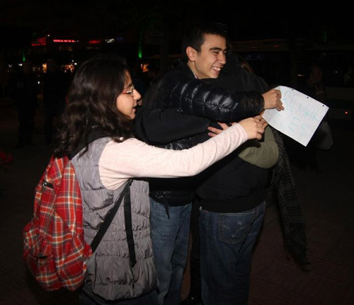 Bu kızlara sarılmak beleş! - Resim: 2