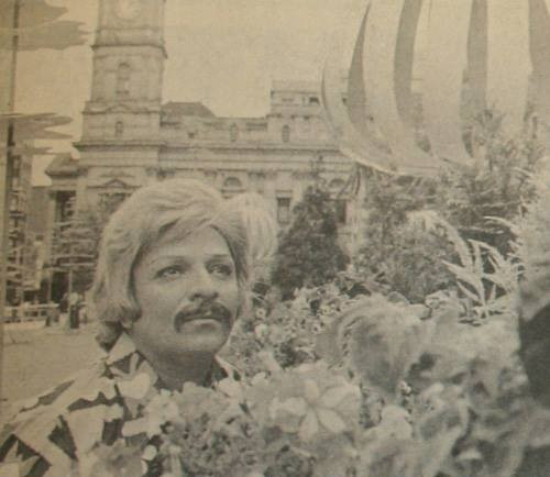 Bülent Ersoy camide namaza durdu - Resim: 3