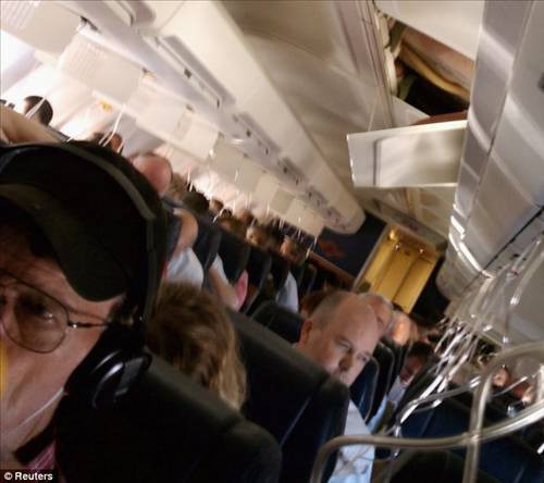 Havadayken uçağın tavanı delindi - Resim: 2