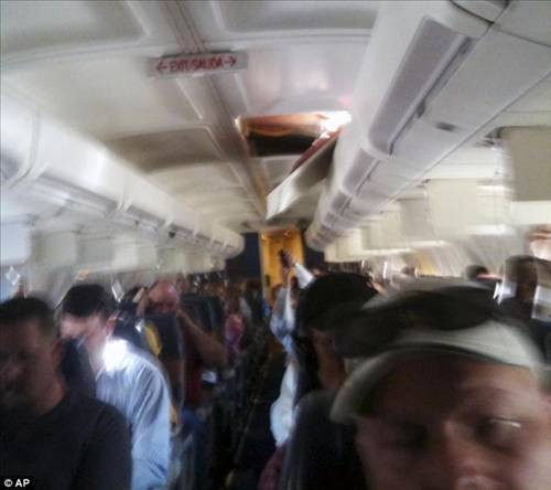 Havadayken uçağın tavanı delindi - Resim: 4