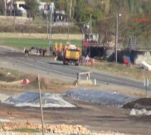 PKK bomba yüklü traktörle saldırdı - Resim: 1