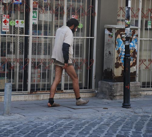 Sokaklarda çıplak geziyordu! - Resim: 2