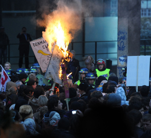 İngiltere'de öğrenciler isyan başlattı - Resim: 3