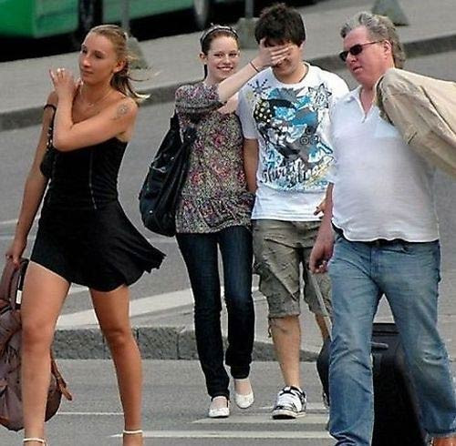 Çaktırmadan bakarken yakalandılar - Resim: 1