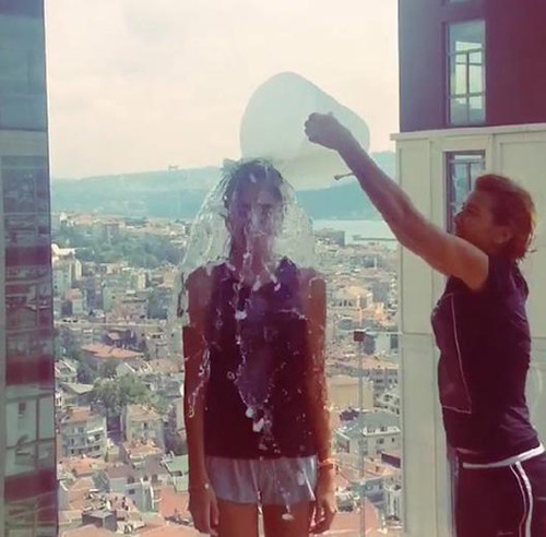 Bir kova buzlu su yiyen ünlülerin feleği şaştı - Resim: 3