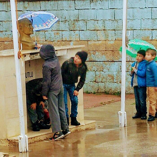 Atatürk büstü ıslanmasın diye şemsiye tuttular - Resim: 2