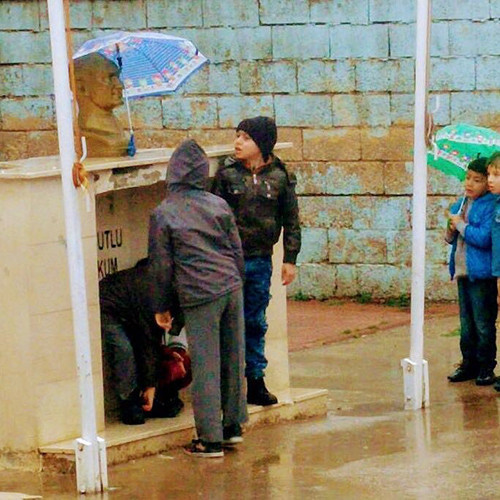 Atatürk büstü ıslanmasın diye şemsiye tuttular - Resim: 3